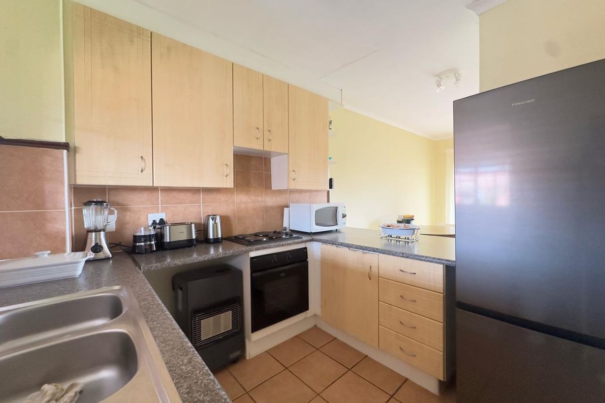 2 Bedroom Townhouse with a Balcony - Photo 3