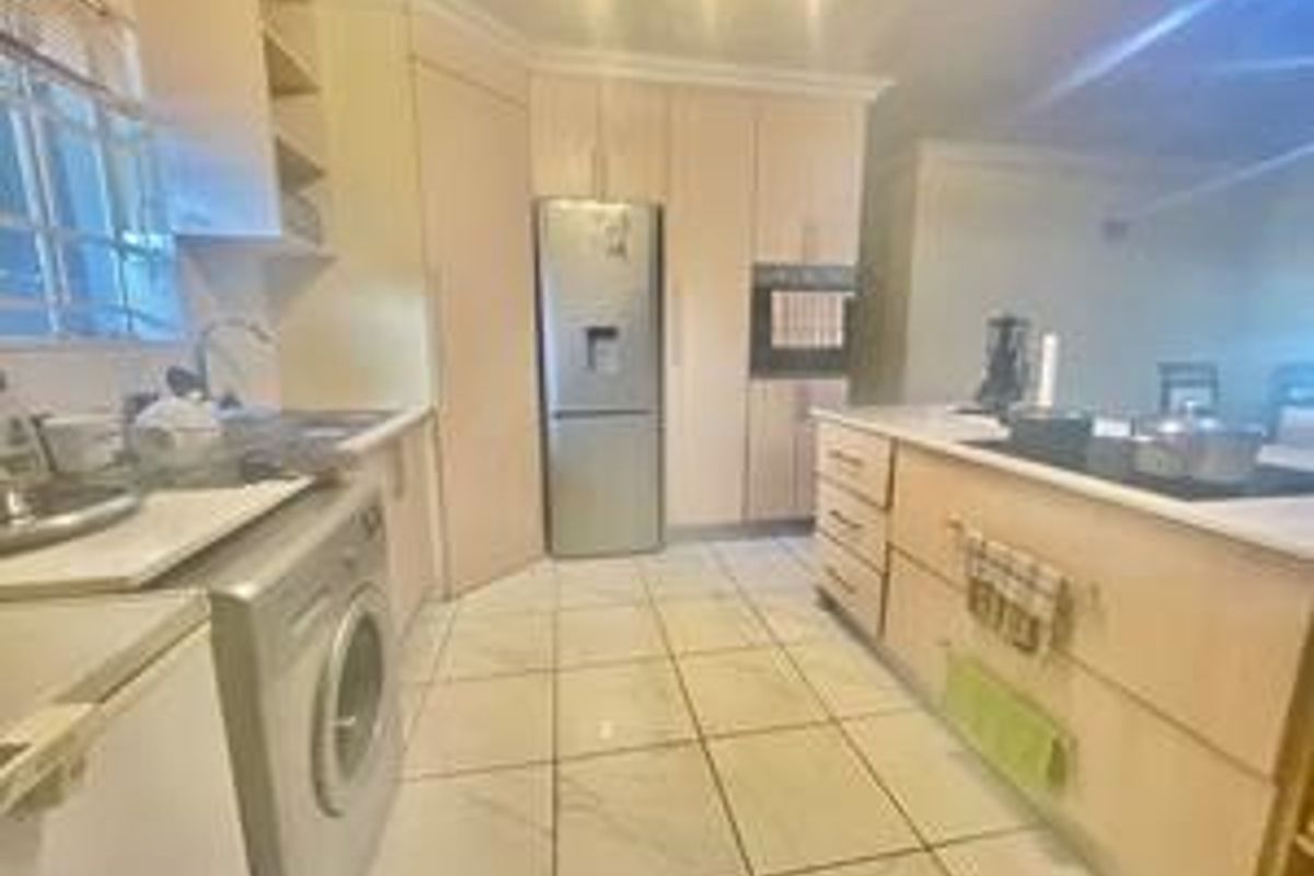 Prime Location! Cozy Home Near Shops & Major Routes - Photo 3