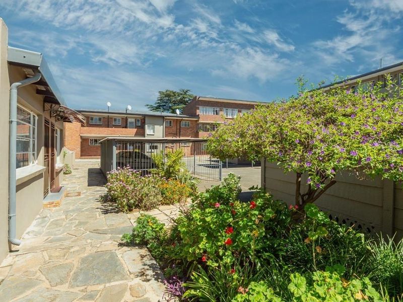 Comfortable Ground-Floor Living with Bright Sunroom - Photo 4