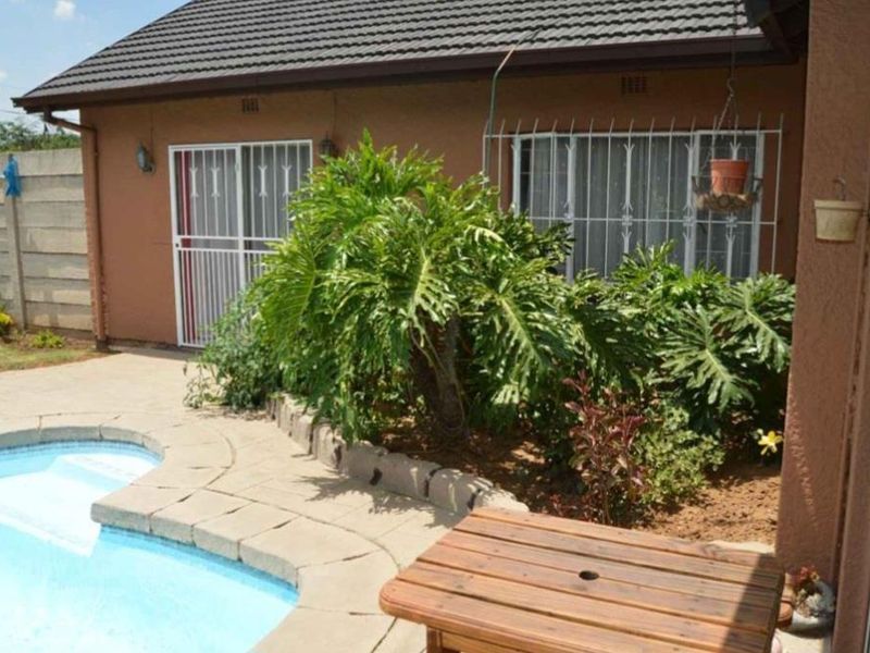 Family Home for Sale with Flatlet - Photo 2