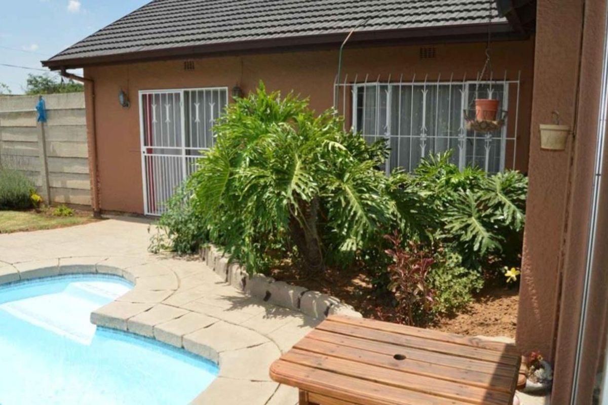 Family Home for Sale with Flatlet - Photo 2