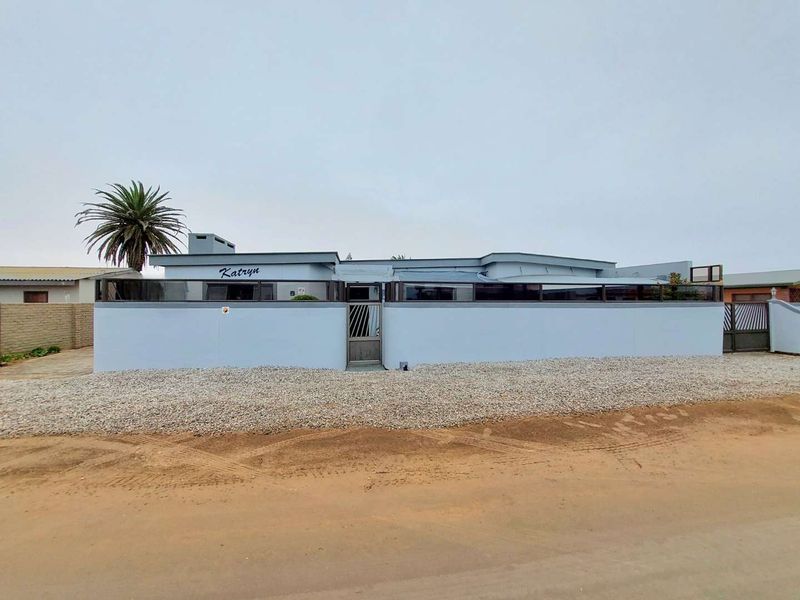 Exceptional 5-Bedroom Home in North Dune – Below Market Value! - Photo 2