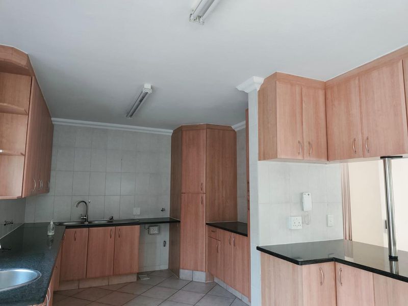 4 Modern Home to Rent in secure estate Waterkloof Ridge - Photo 5