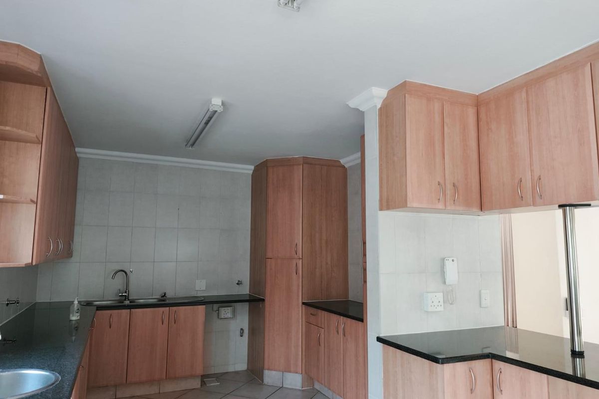 4 Modern Home to Rent in secure estate Waterkloof Ridge - Photo 5