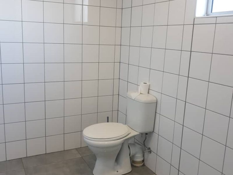 WAREHOUSE WITH OFFICE FACILITY TO LET: - Photo 9