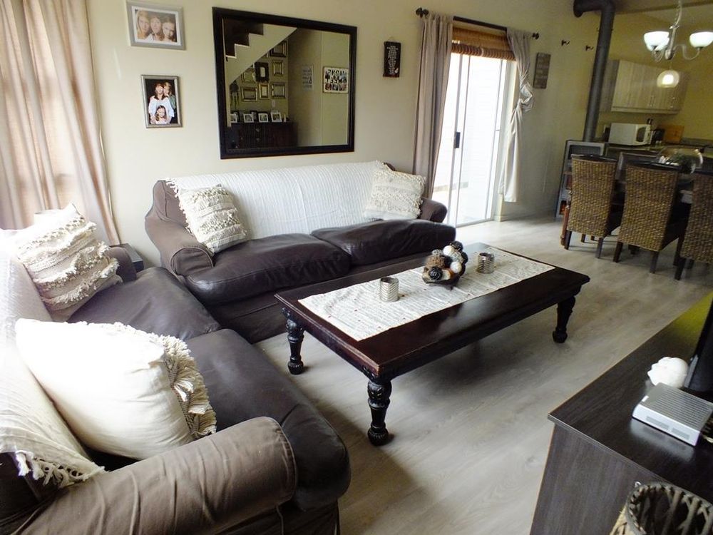 Open plan living room with over view of the kitchen and dinning room 
