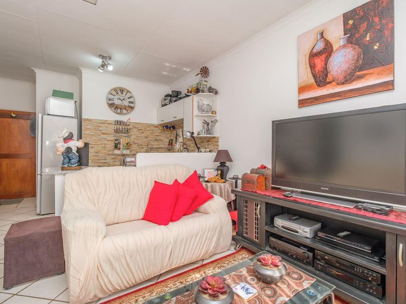 1 Bedroom Unit, set on the first floor in Great Condition. - Photo 7