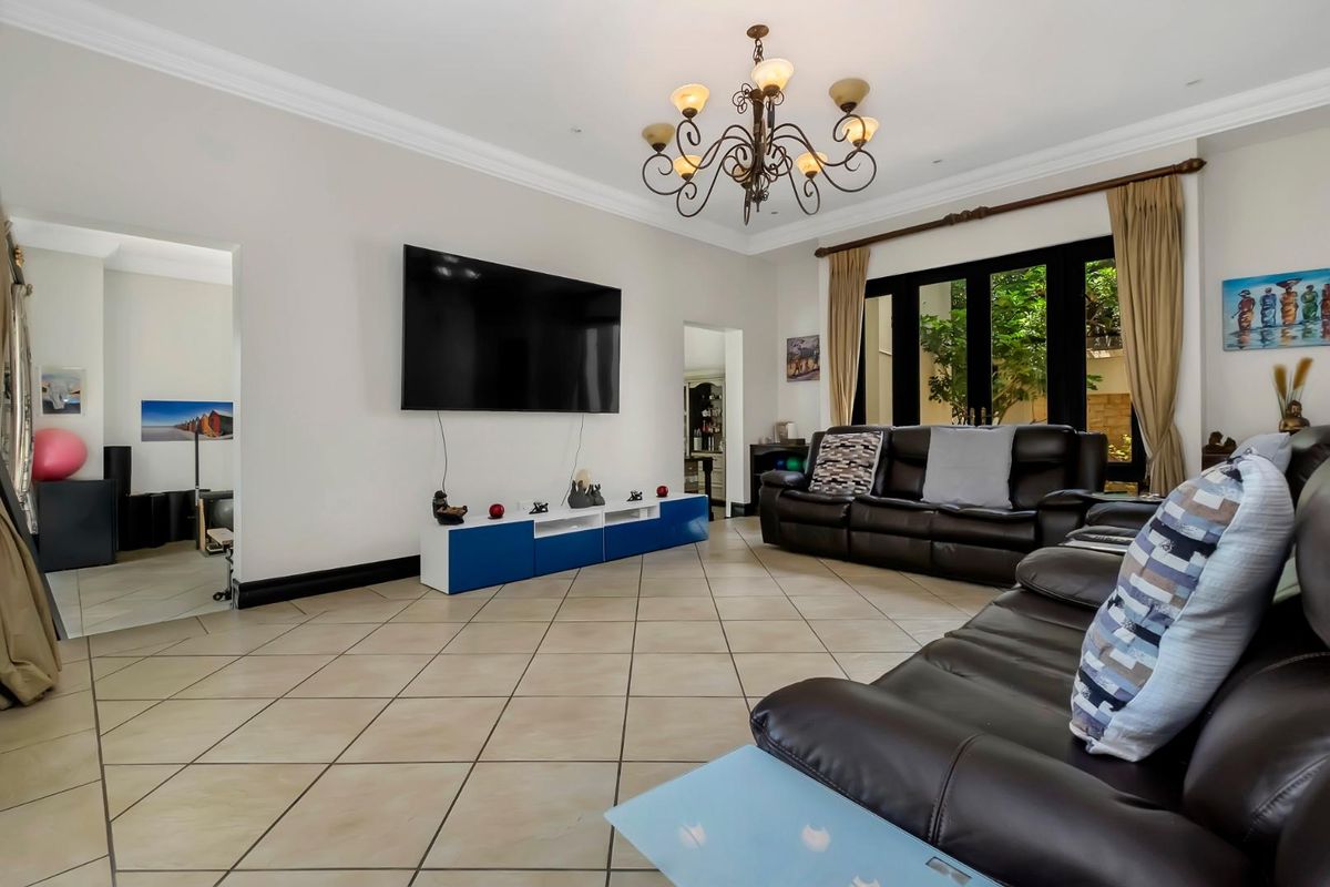 4 BEDROOM FAMILY HOME - Photo 5