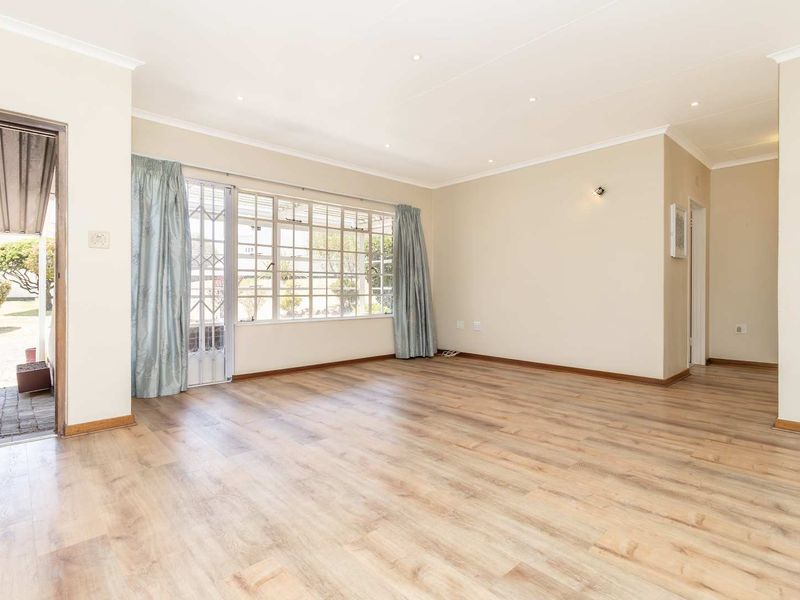 Stunning Townhouse in sought-after Retirement Village - Photo 2