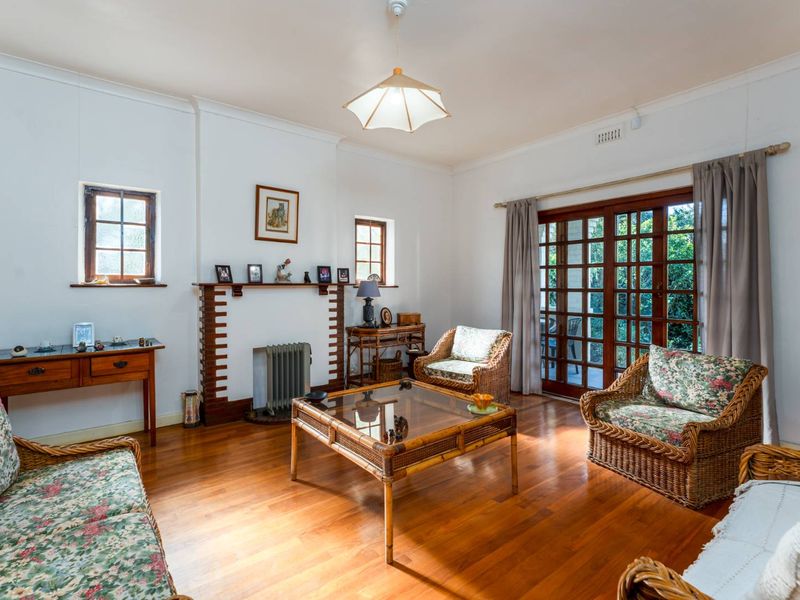 Charming Family Home Nestled Among Oak Trees in the Heart of Plumstead - Photo 2