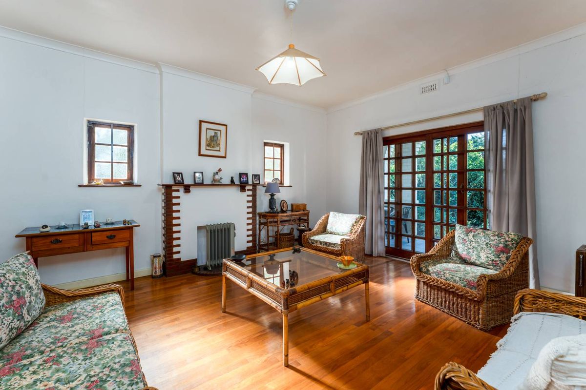 Charming Family Home Nestled Among Oak Trees in the Heart of Plumstead - Photo 2