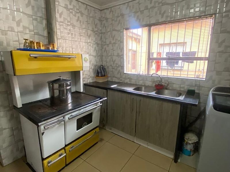 Three bedroom home for sale - Photo 5