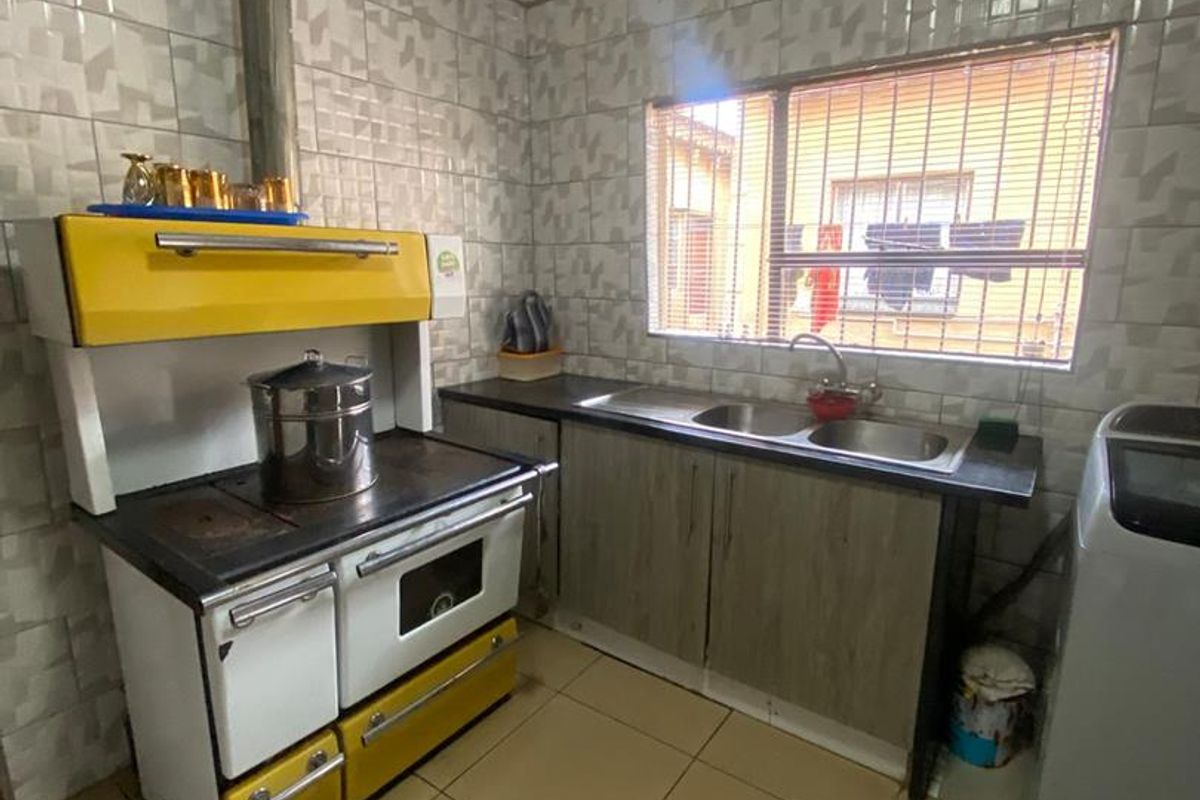 Three bedroom home for sale - Photo 5