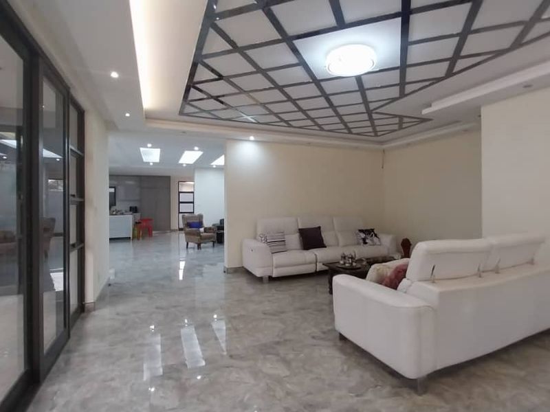 Elevate your lifestyle! Where modern design meets breathtaking views. - Photo 9