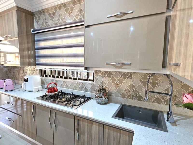 5 Bedroom 5 Bathroom Executive Home in Bougainvilla Estate Hartbeespoort - Photo 7