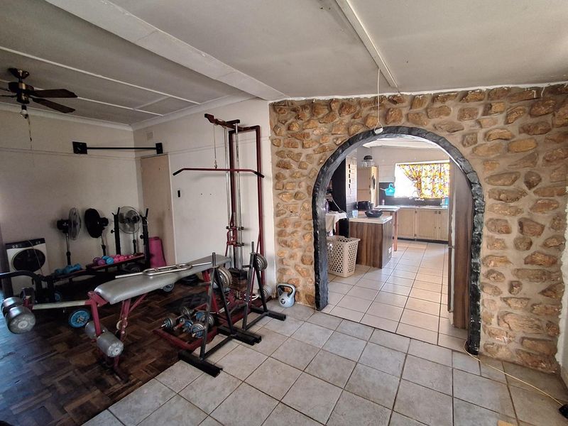 3-Bedroom Home with Garage, Covered Parking, Storerooms & Enclosed Garden - Photo 4