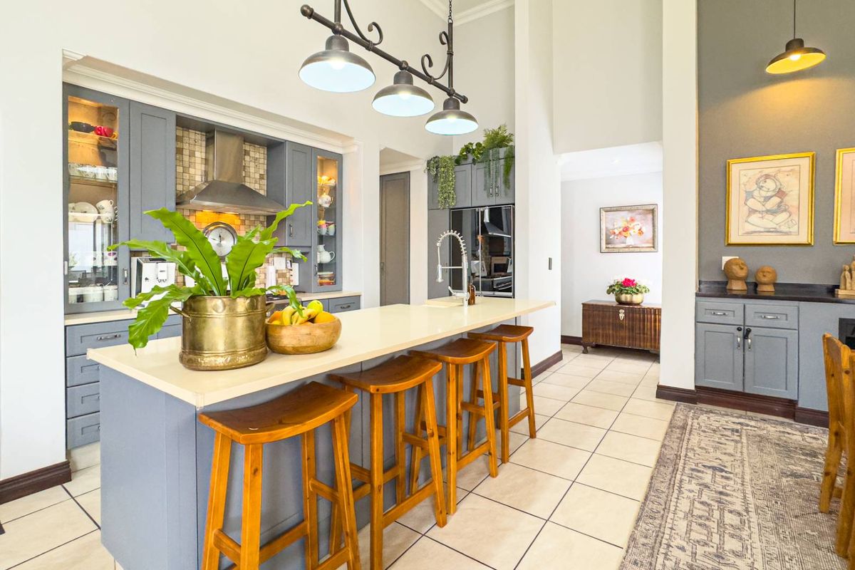 Exclusive Mandate - Single level charm in Midstream Hill - Photo 3