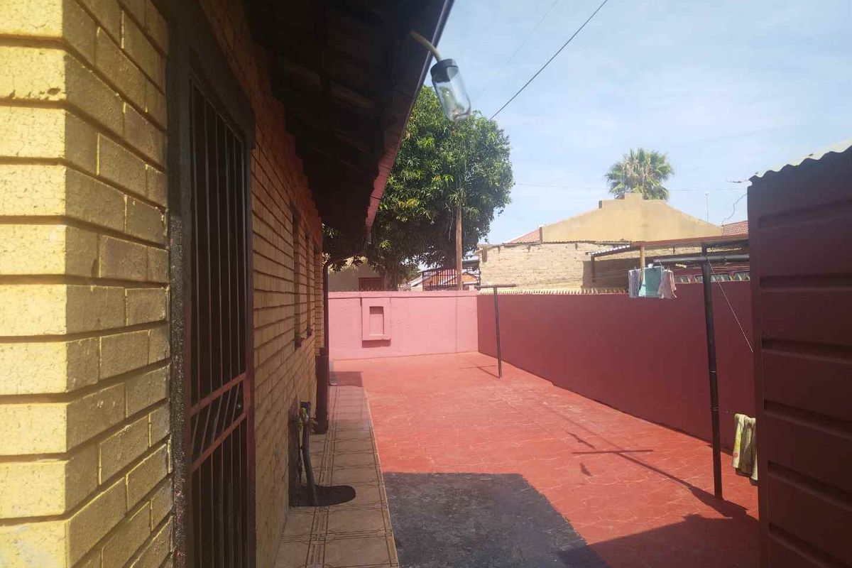 5 bedrooms house for sale Soshanguve FF - Photo 5