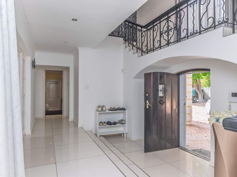Expansive Constantia Hills Estate – Exceptional Space and Endless Possibilities - Photo 6