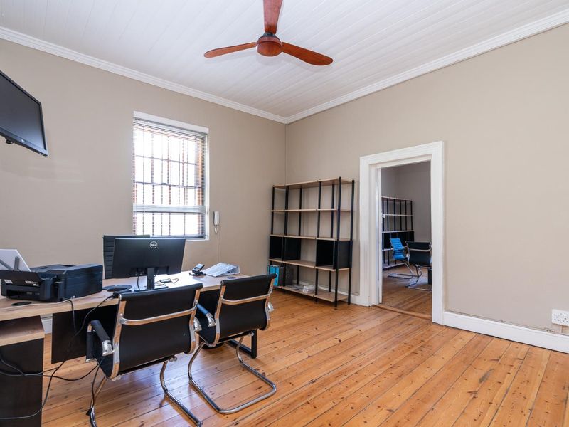 FOR SALE, GRACIOUS GARDENS LANDMARK BUILDING WITH A CAR PARK - Photo 9