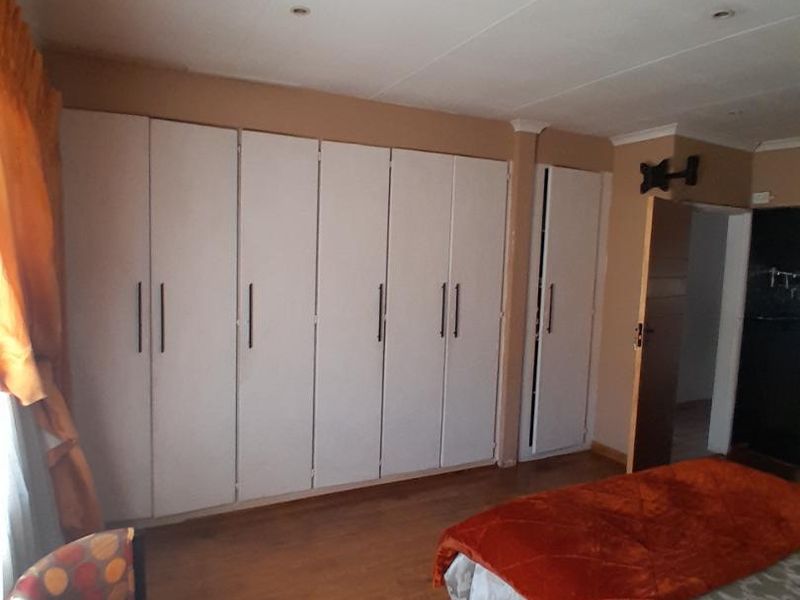 Spacious 4 Bedroom family home - Photo 10