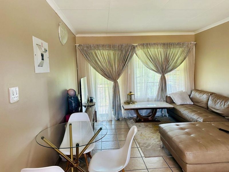 For Sale: 2 Bedroom Apartment in Village 7, Stone Arch Estate - Photo 4