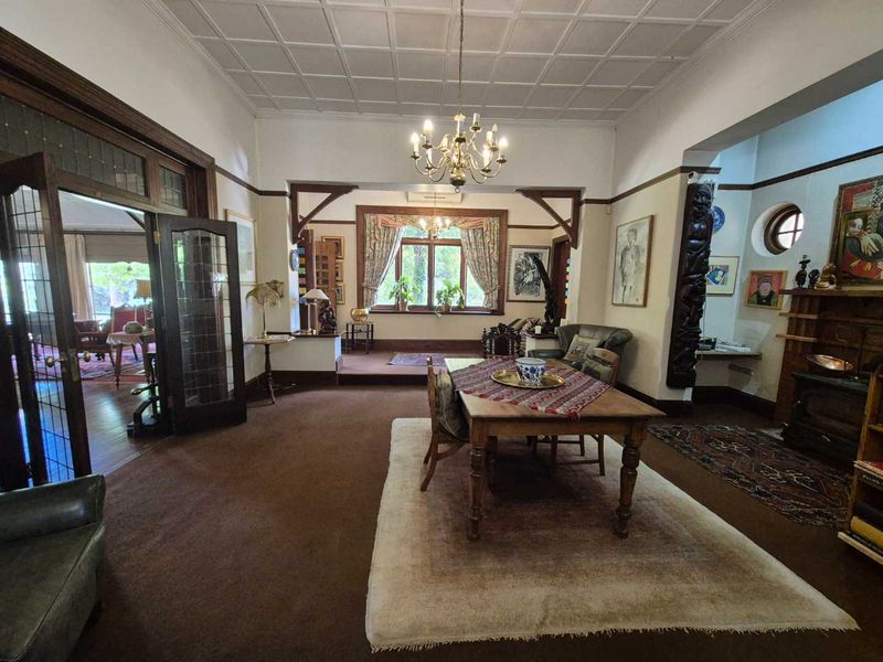 GRANDEUR OLD DAME NEEDS A FRESH START - Photo 10