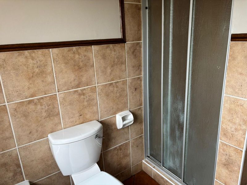 Neat, revamped 2 bedroom apartment in well managed complex - Photo 8