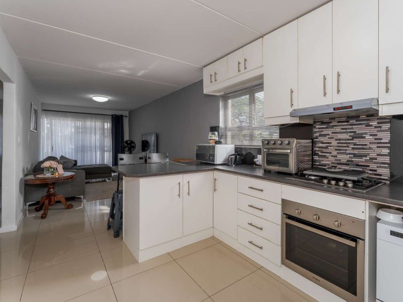 2 Bedroom Apartment available - Photo 2
