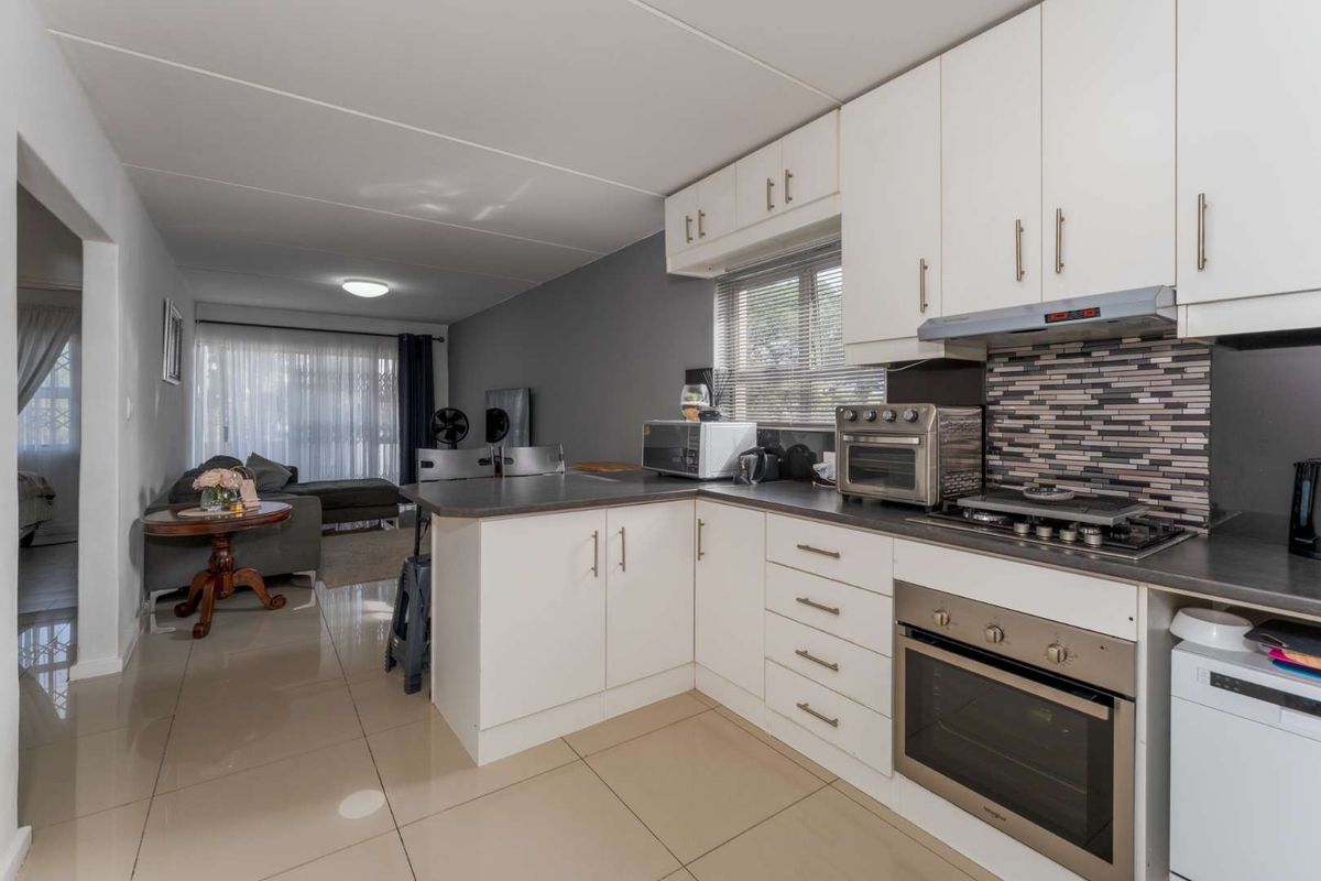2 Bedroom Apartment available - Photo 2