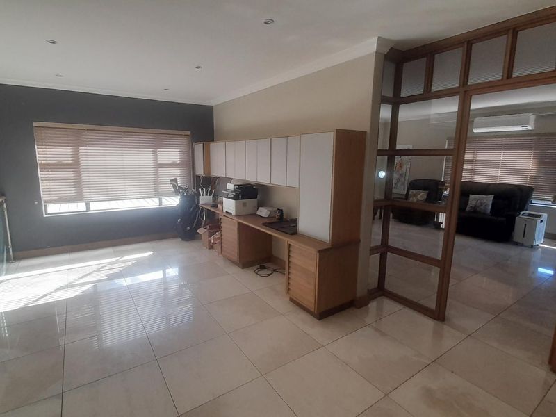 Luxury Awaits: Birdwood Estate with Separate Flatlet - Photo 10