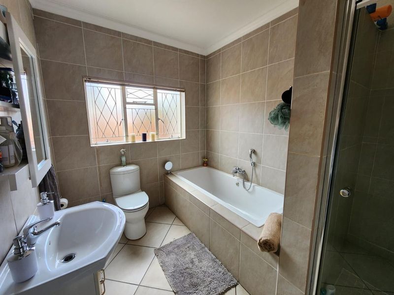 Spacious & Elegant 4-Bedroom Family Home in Hillcrest Location - Photo 9