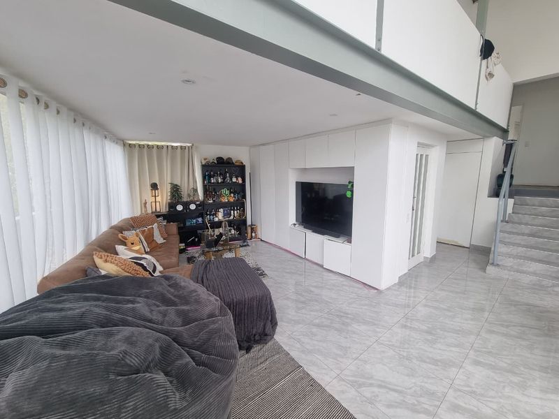 Unfurnished Two Bedroom Penthouse To Rent in Tamboerskloof! - Photo 9