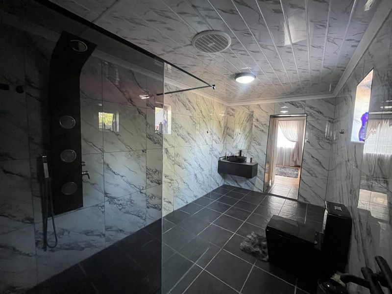 Spacious 3-Bedroom Family Home in Prime Lemoendraai Location – Great Investment Potential! - Photo 4