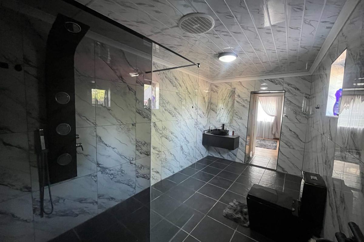 Spacious 3-Bedroom Family Home in Prime Lemoendraai Location – Great Investment Potential! - Photo 4