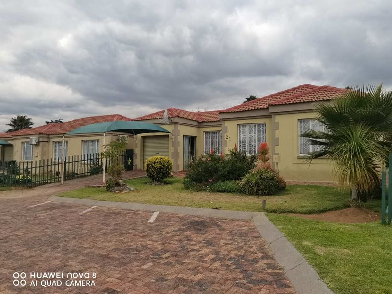 Low-Maintenance 2BR Home in Safe, Well-Maintained Complex - Photo 3