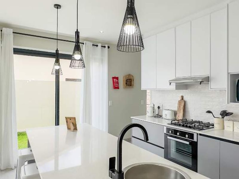 Everyone’s asking about this Kramersdorf Townhouse... Here’s why 👀👇Modern, Airy & Airbnb-Ready - Photo 10