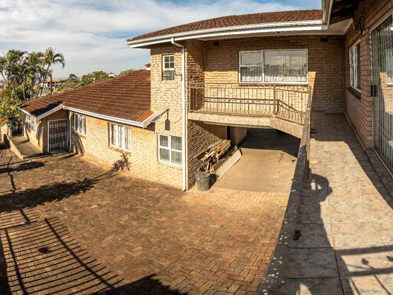 Spacious, Sea Views and Income Generating Family Home - Photo 4