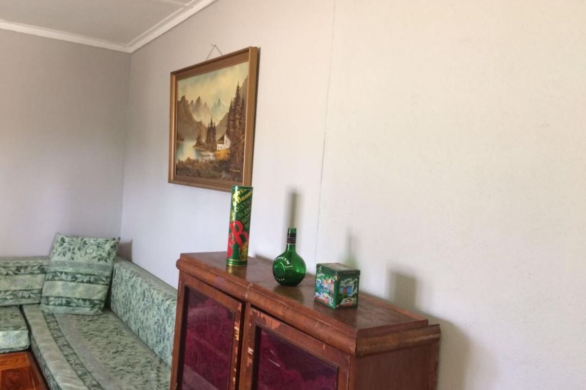 A view of a living room featuring plain walls and simple ceiling trim.