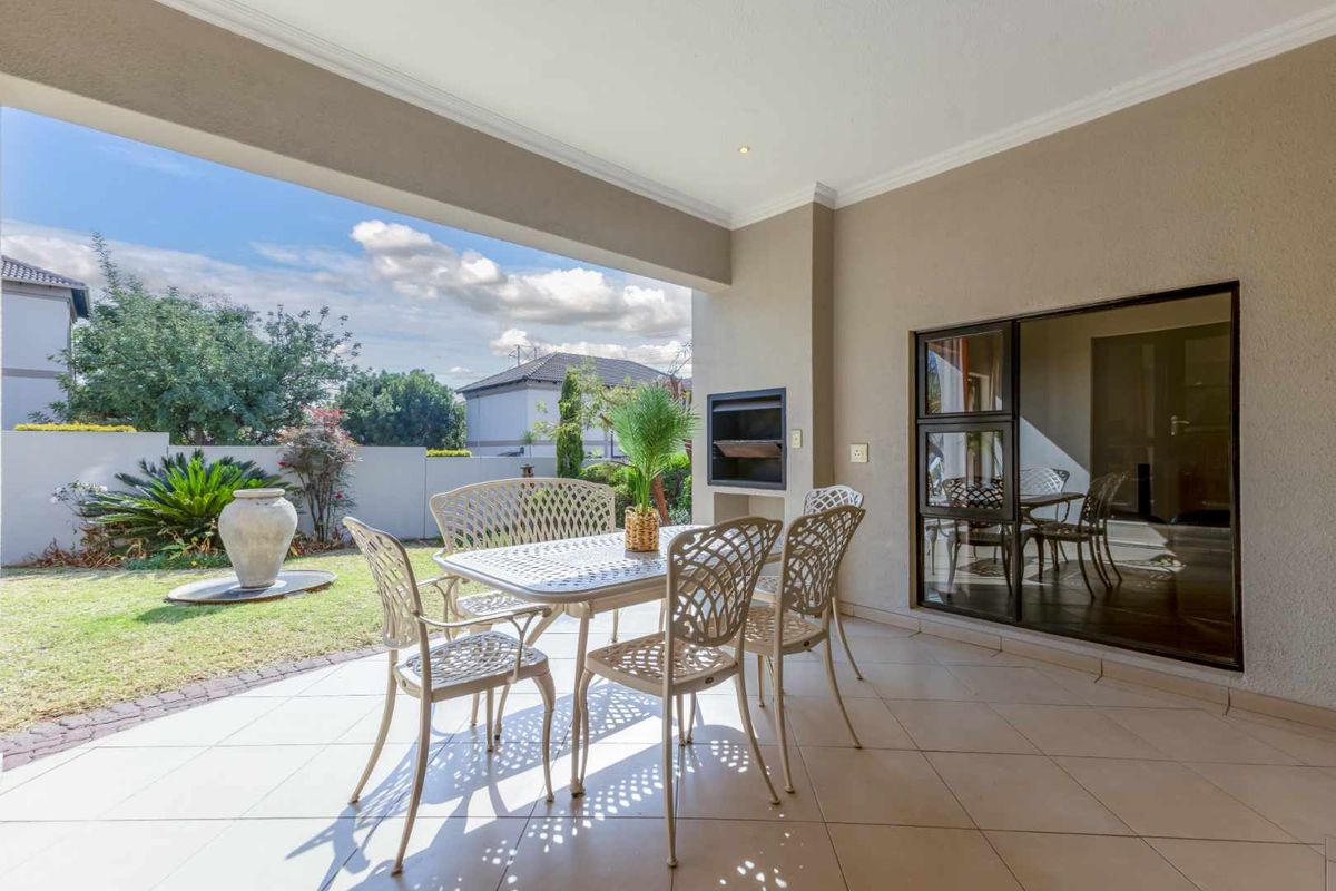 DELIGHTFUL DUPLEX LIVING IN THE HEART OF NORTHRIDING - Photo 4