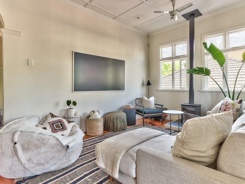 Beautiful Spacious and Character 2 Bedroom Furnished Apartment for Rent Long term. - Photo 3