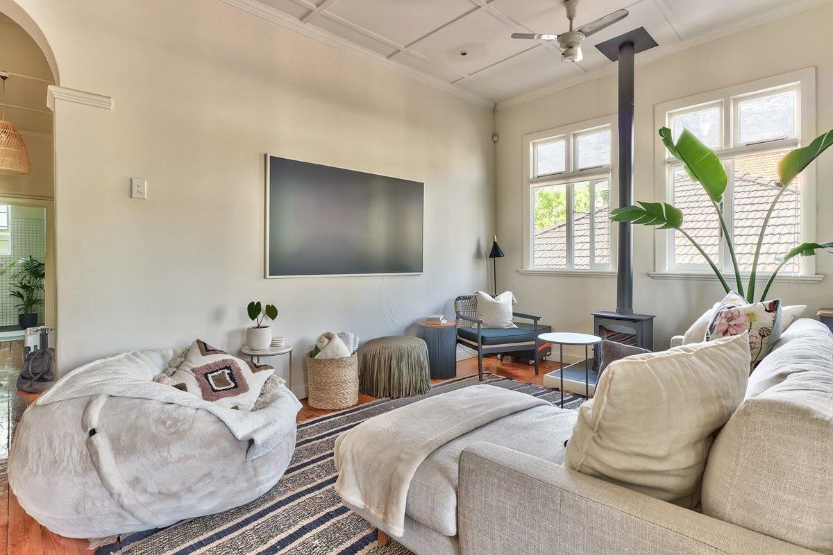 Beautiful Spacious and Character 2 Bedroom Furnished Apartment for Rent Long term. - Photo 3