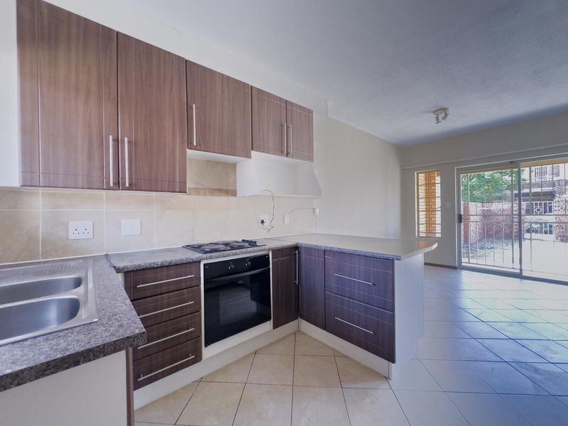 2 Bedroom Townhouse with Private Garden - Photo 5