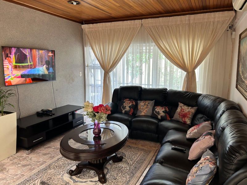Stunning Family Home in Laudium Awaits Your New Memories - Photo 6