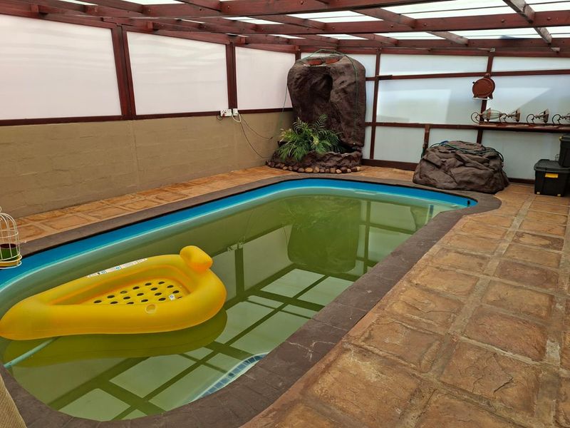 Big Modern 5 Bedroom Family home with a indoor swimming Pool - Photo 4