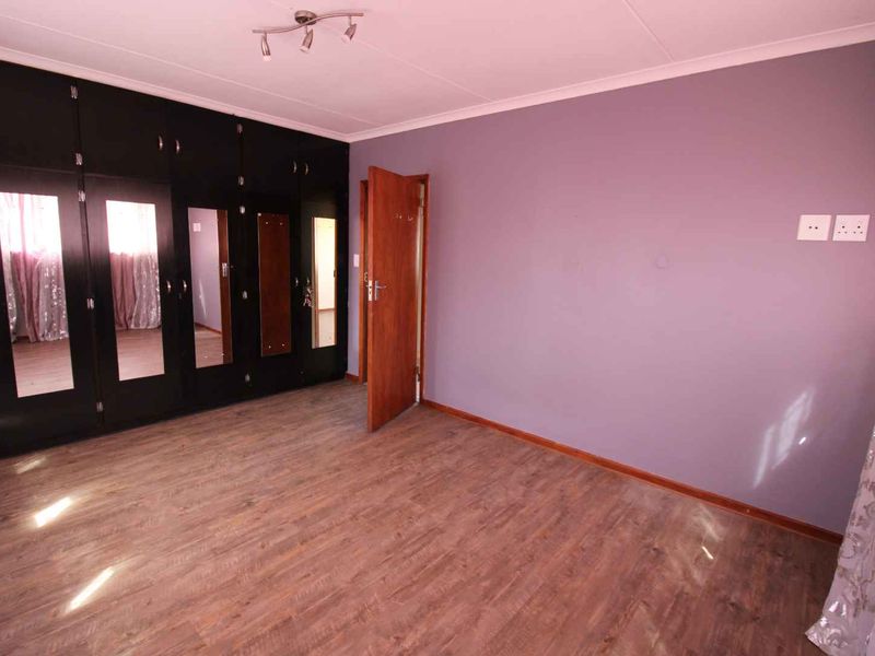 Spacious Open Living Family Home Close to High School - Photo 10