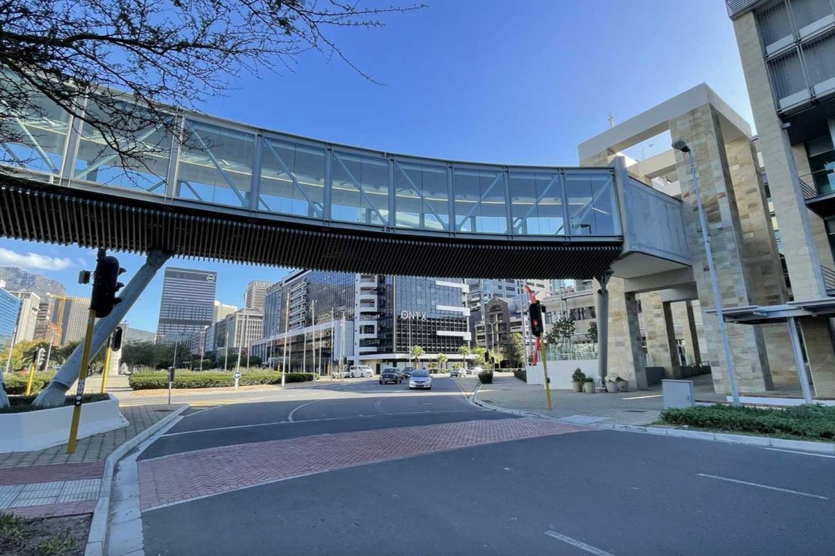 AAA-Grade 339m2 office on 8th floor of convention towers - Photo 2