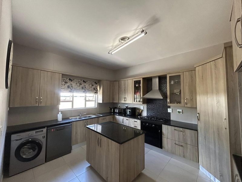 Welcome to a beautifully designed family home in the heart of Elisenheim Estate - Photo 3