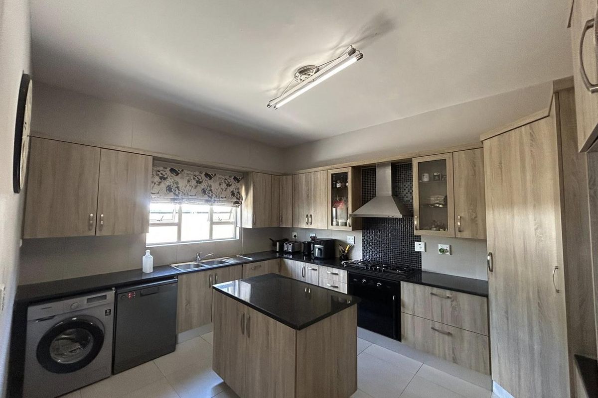 Welcome to a beautifully designed family home in the heart of Elisenheim Estate - Photo 3