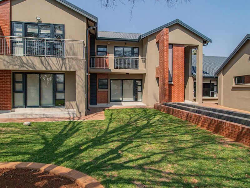 Sophisticated Family Oasis in Prestigious Lakefield! - Photo 7